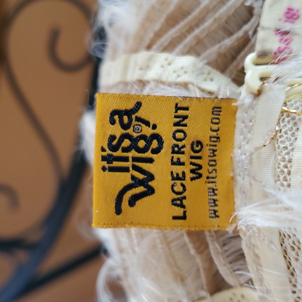 🆕️It's a wig  Platinum blonde - Picture 8 of 9